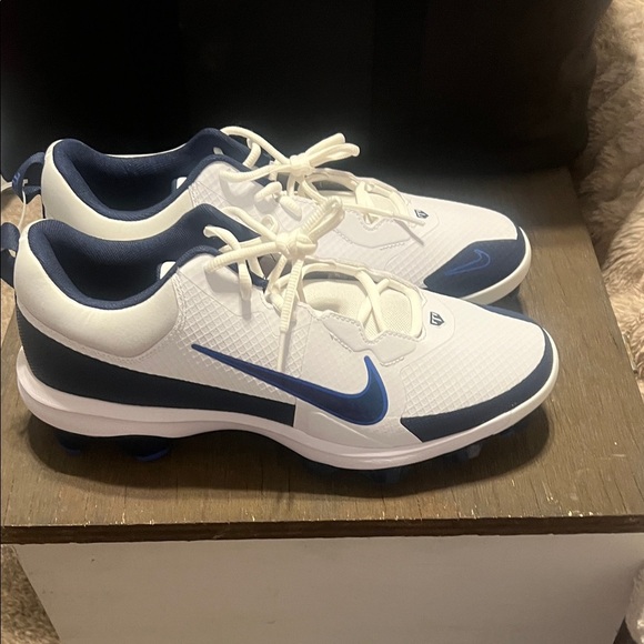 Nike Men\'s White and Navy Baseball Cleats